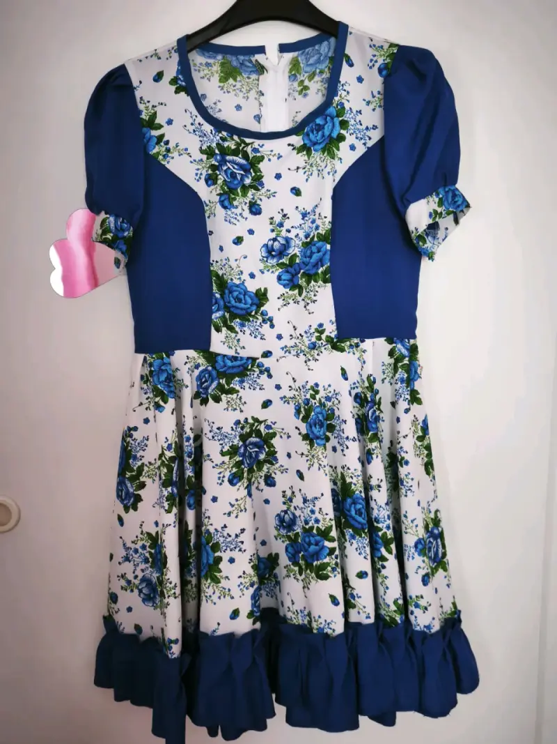 Vestido floral azul y blanco con volantes - 1