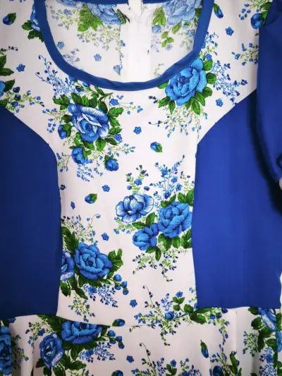 Vestido floral azul y blanco con volantes - miniatura 2
