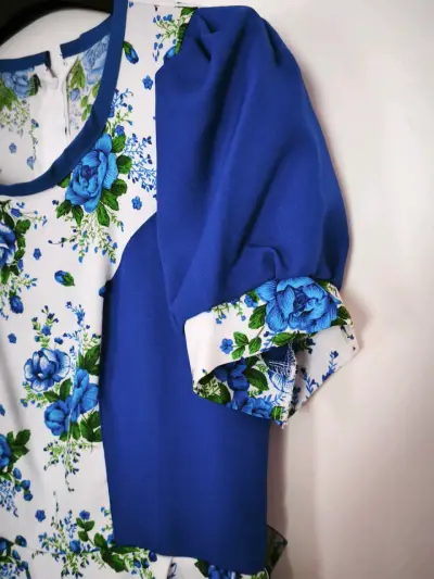 Vestido floral azul y blanco con volantes - miniatura 3