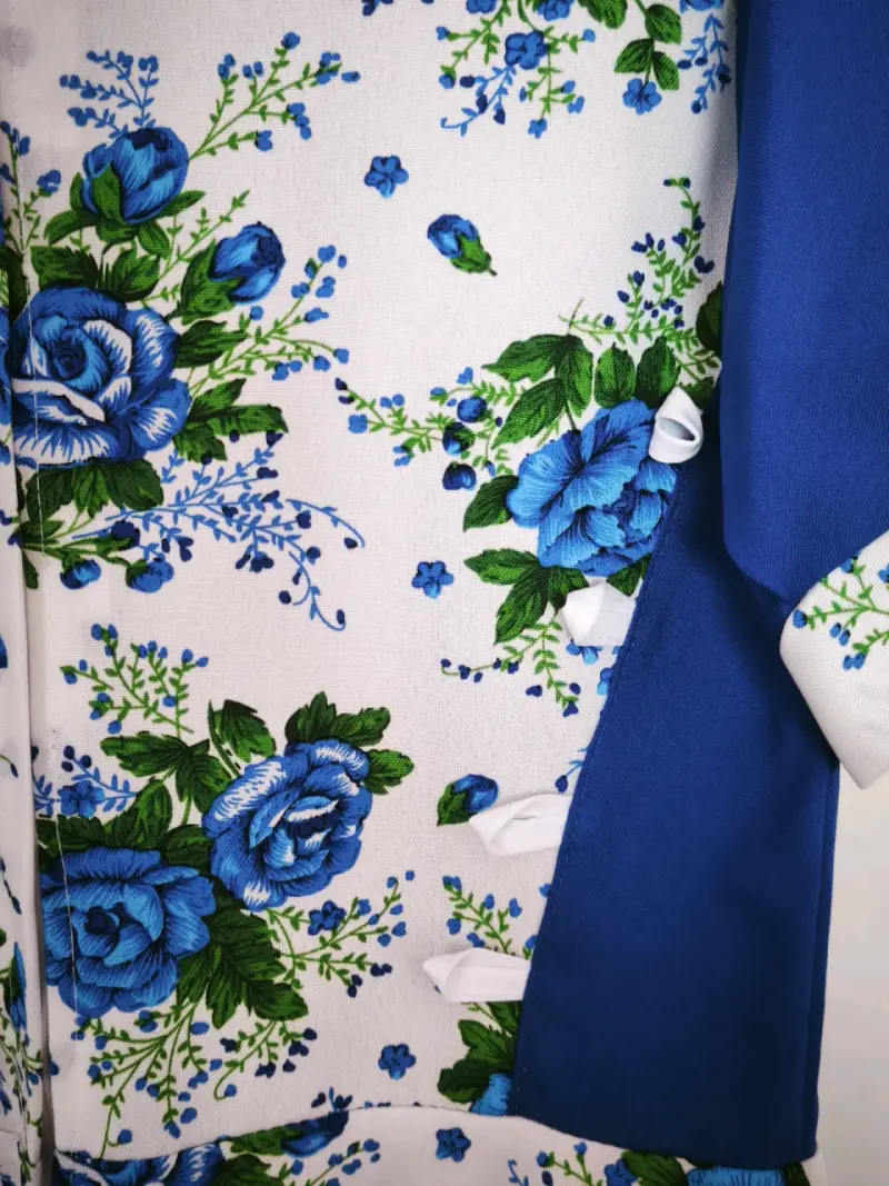 Vestido floral azul y blanco con volantes - 4