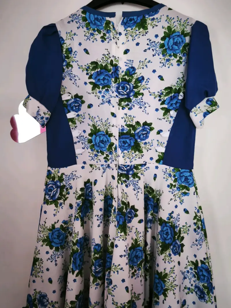 Vestido floral azul y blanco con volantes - 5