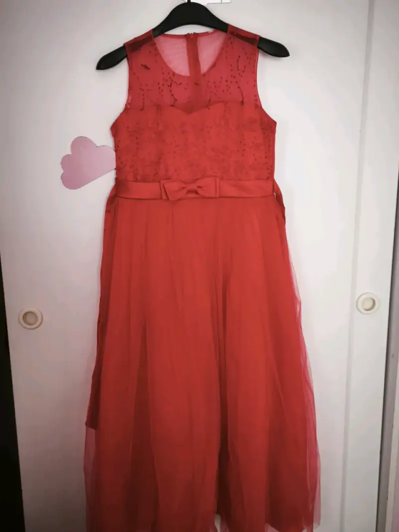 Vestido de fiesta rojo con encaje y lazo