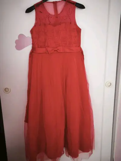 Vestido de fiesta rojo con encaje y lazo - miniatura 2