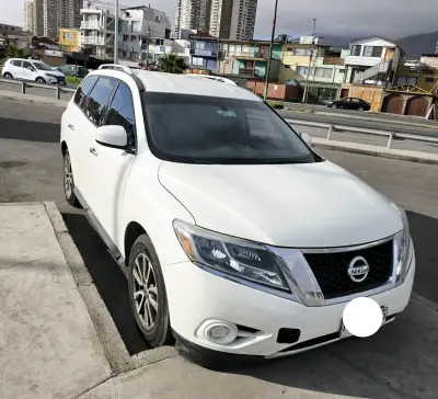Nissan Pathfinder SUV 2016 en buen estado - miniatura 3