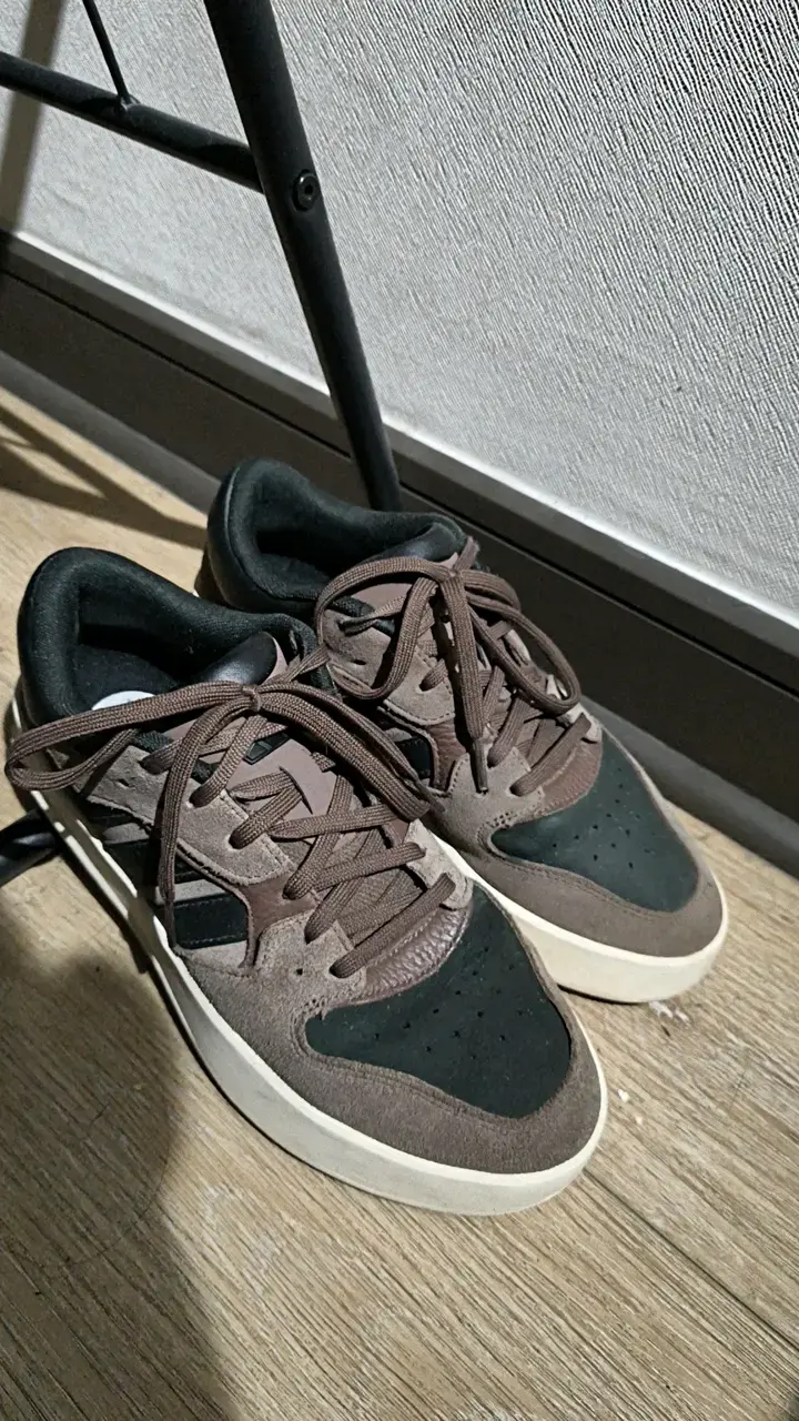 Zapatillas deportivas marrones y rojas para hombre - 1