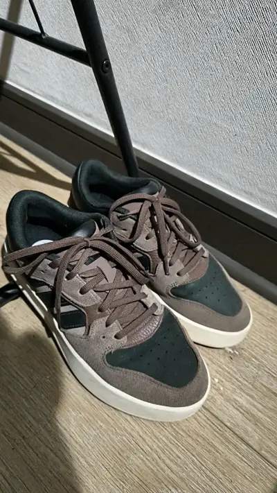 Zapatillas deportivas marrones y rojas para hombre - miniatura 1