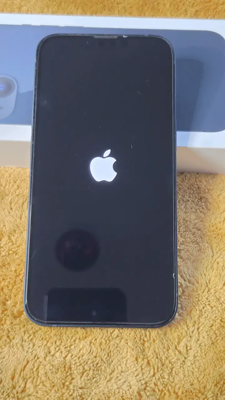 iPhone 13 en buen estado con caja original - 3