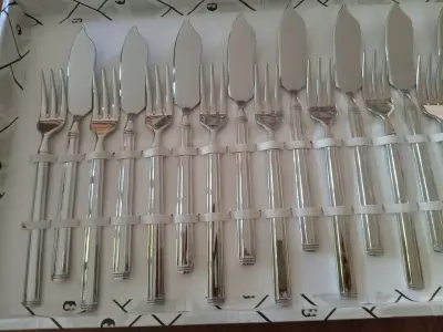 Juego de cubiertos de acero inoxidable en estuche - miniatura 2