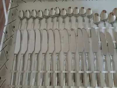 Juego de cubiertos de acero inoxidable en estuche - miniatura 3