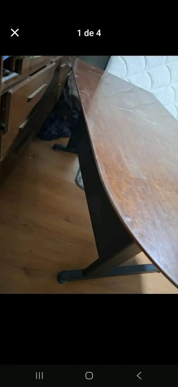 Mesa de madera para oficina en buen estado