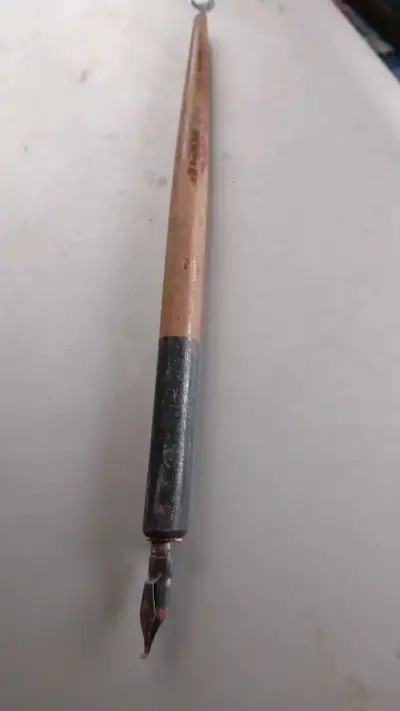 Plumilla de caligrafía antigua en buen estado - miniatura 1