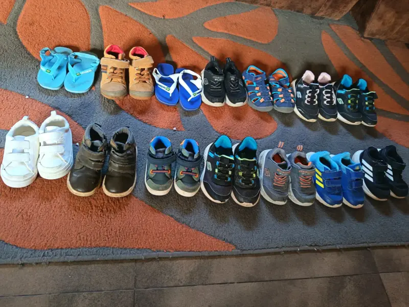 Lote de zapatillas y sandalias para niños - 1