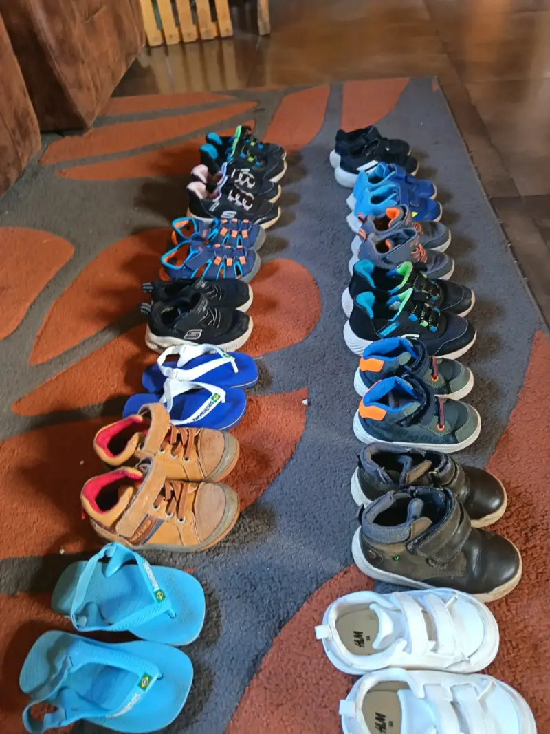 Lote de zapatillas y sandalias para niños - 2