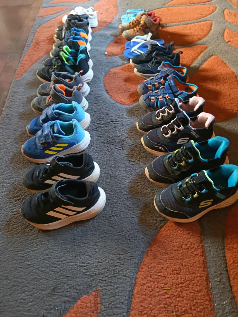 Lote de zapatillas y sandalias para niños - 3