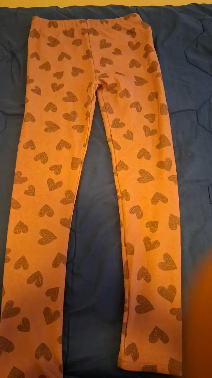 Leggings rosados con estampado de corazones - 2