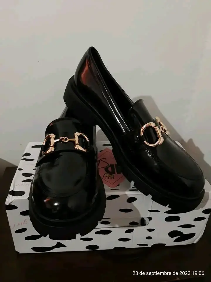 Mocasines negros de charol con detalle metálico