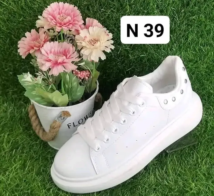 Zapatillas blancas con tachas talla 39