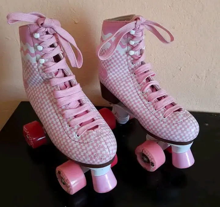 Patines de cuatro ruedas rosados para mujer