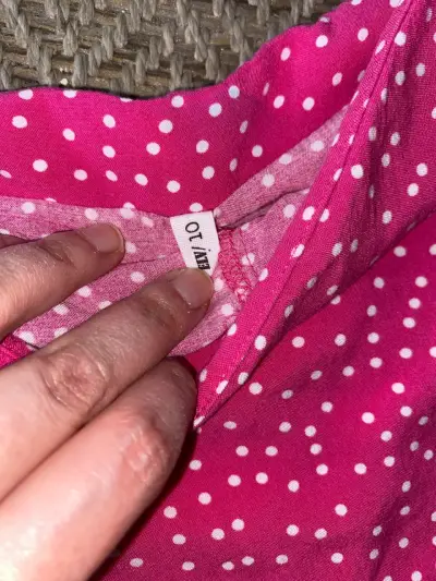 Falda corta rosa con lunares blancos - miniatura 2