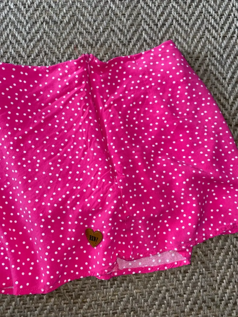 Falda corta rosa con lunares blancos - 3