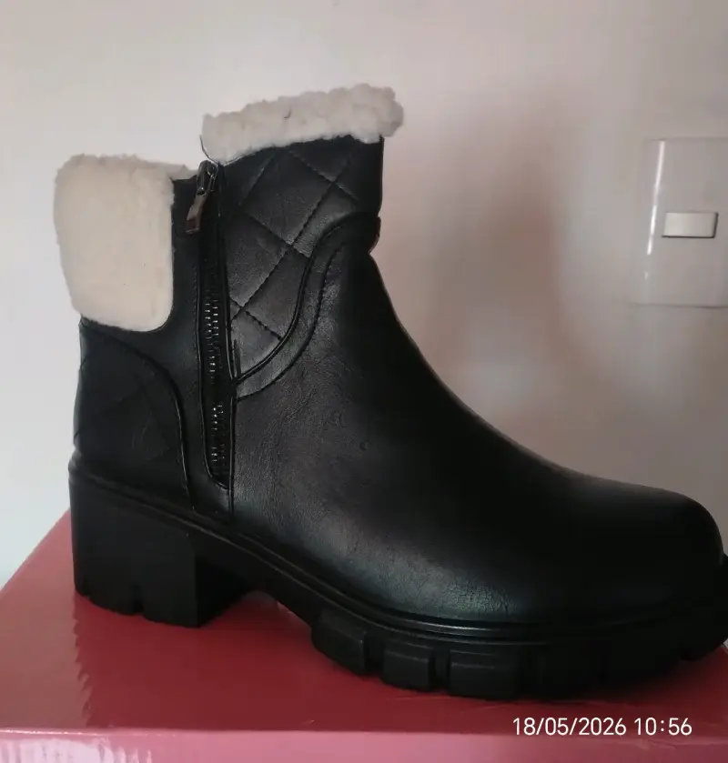 Botines negros con forro de lana sintética - 1
