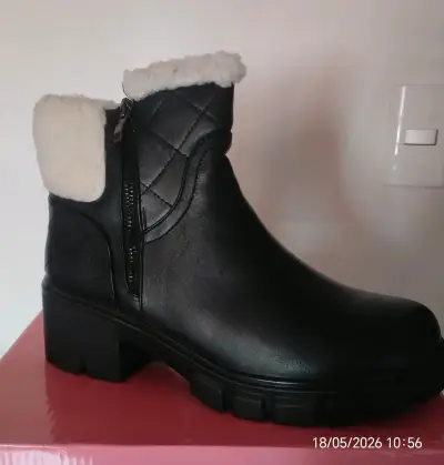 Botines negros con forro de lana sintética - miniatura 1