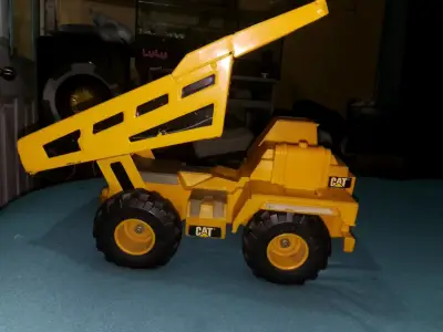 Camión de Juguete CAT Volquete Amarillo metalico - miniatura 1