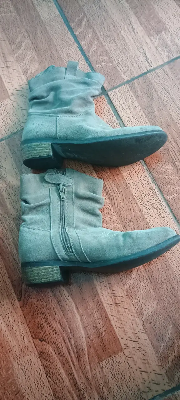 Botas de gamuza gris con cierre lateral