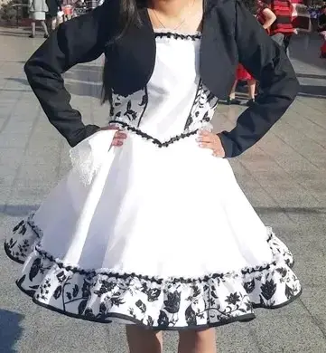 Vestido de Fiesta Blanco y Negro con Chaqueta