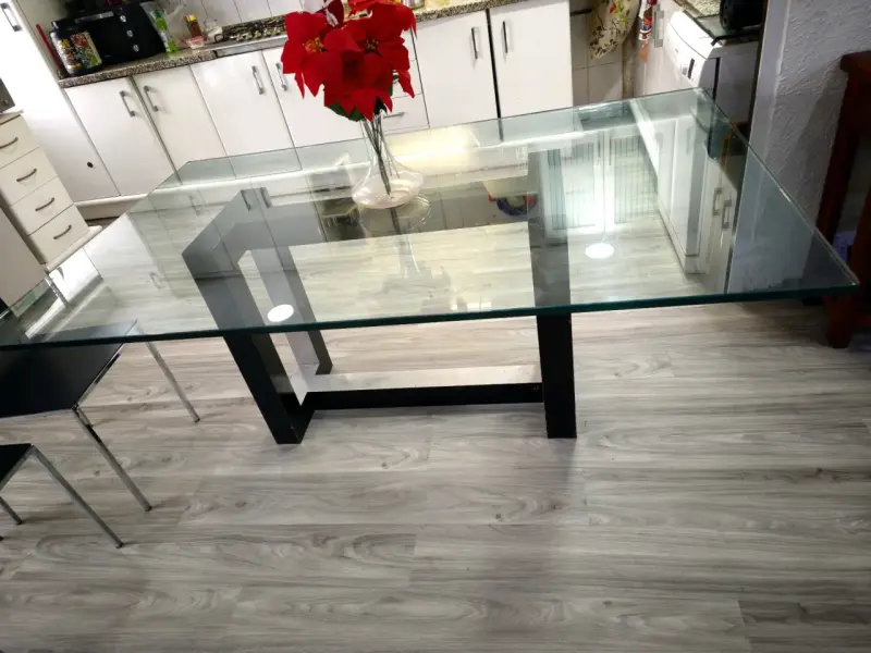 Mesa de comedor de vidrio con sillas modernas - 1