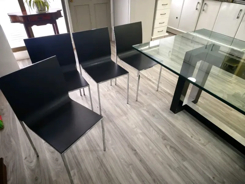 Mesa de comedor de vidrio con sillas modernas - 2