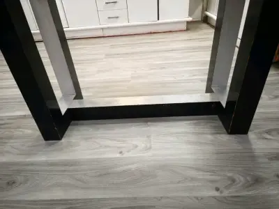 Mesa de comedor de vidrio con sillas modernas - miniatura 3