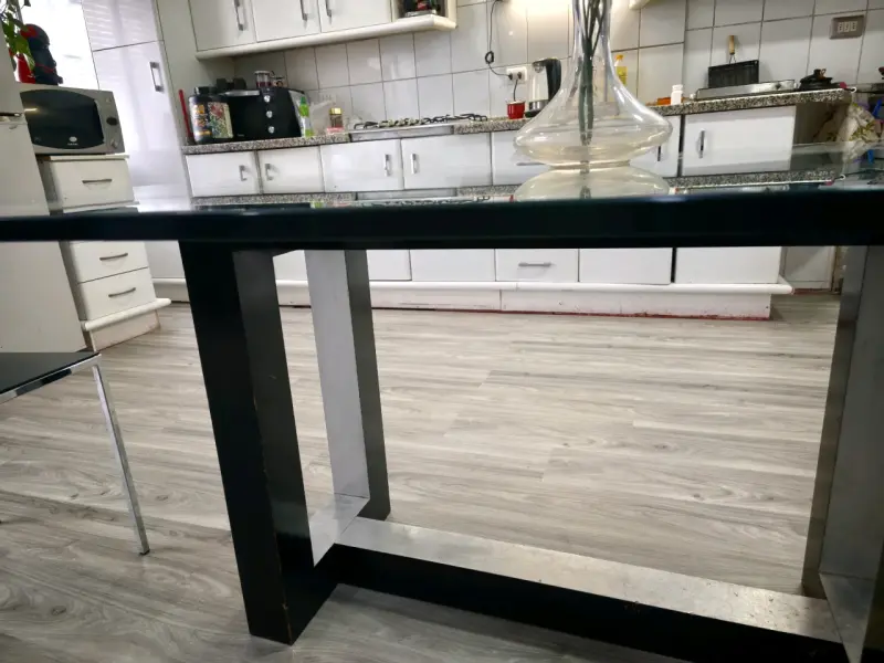 Mesa de comedor de vidrio con sillas modernas - 4