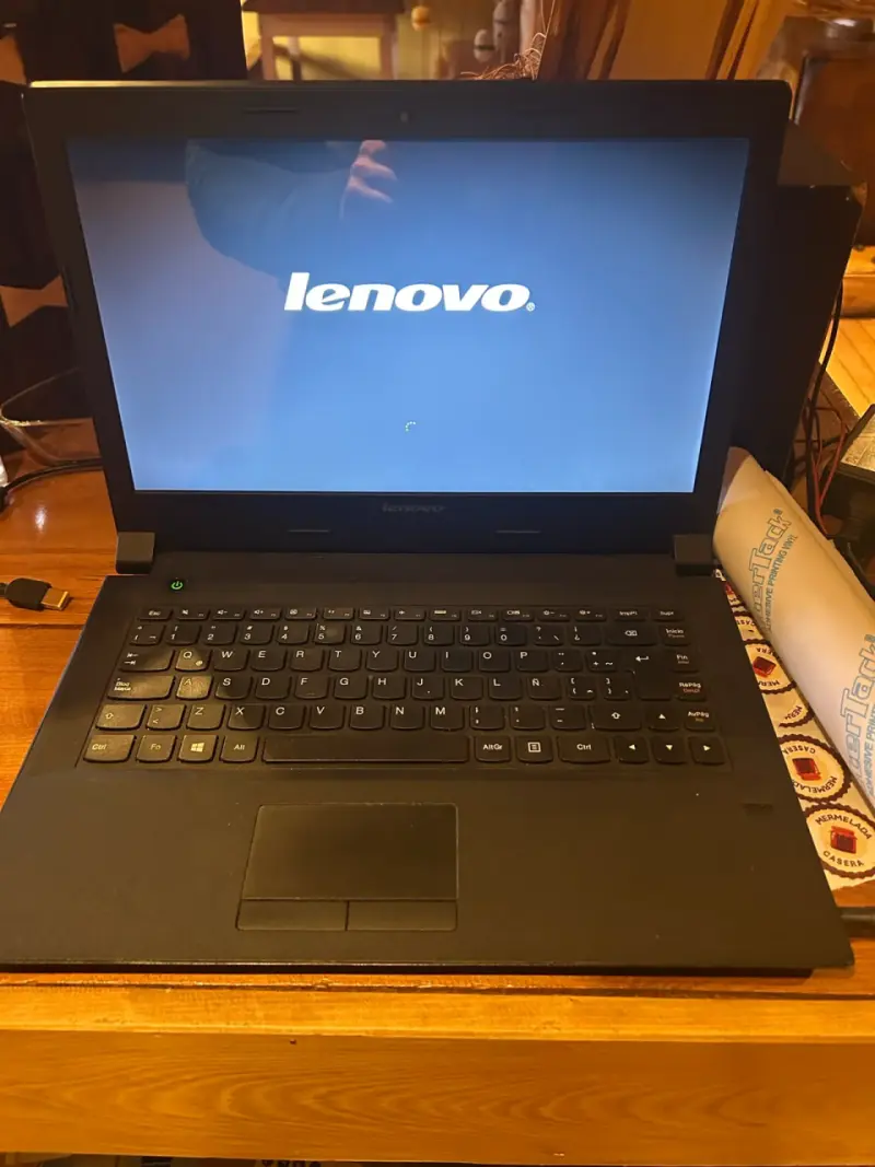 Laptop Lenovo con Pantalla de 15.6 pulgadas - 1