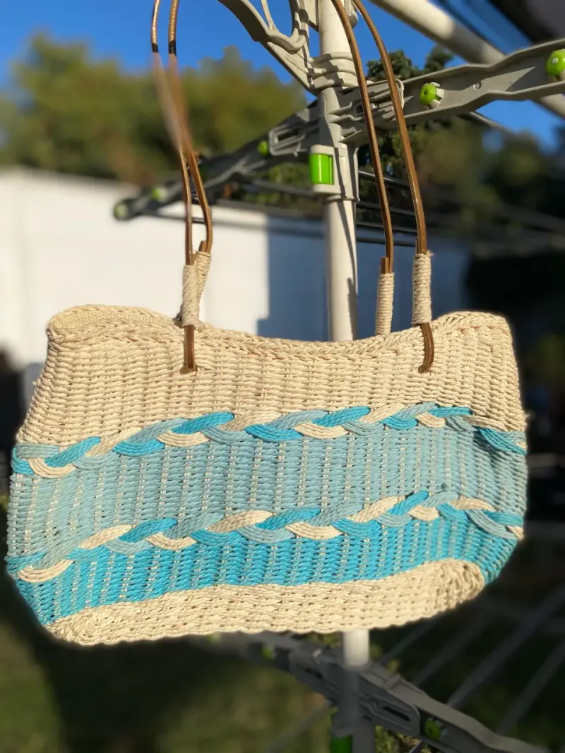Bolso de paja tejido a mano con diseños celeste. - 2