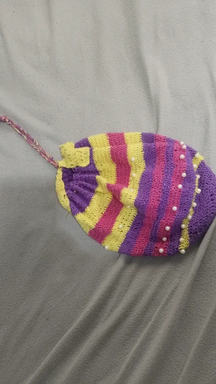 Bolso tejido a mano multicolor con perlas