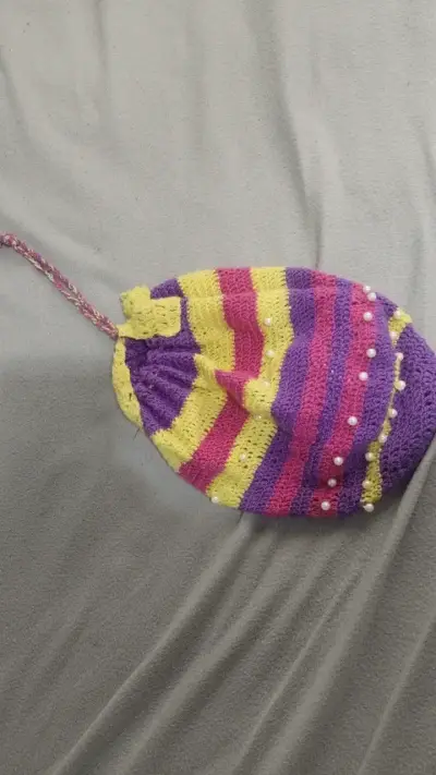 Bolso tejido a mano multicolor con perlas - miniatura 1