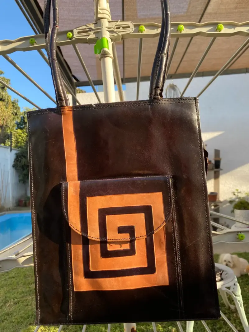 Bolso de cuero negro con diseño geométrico