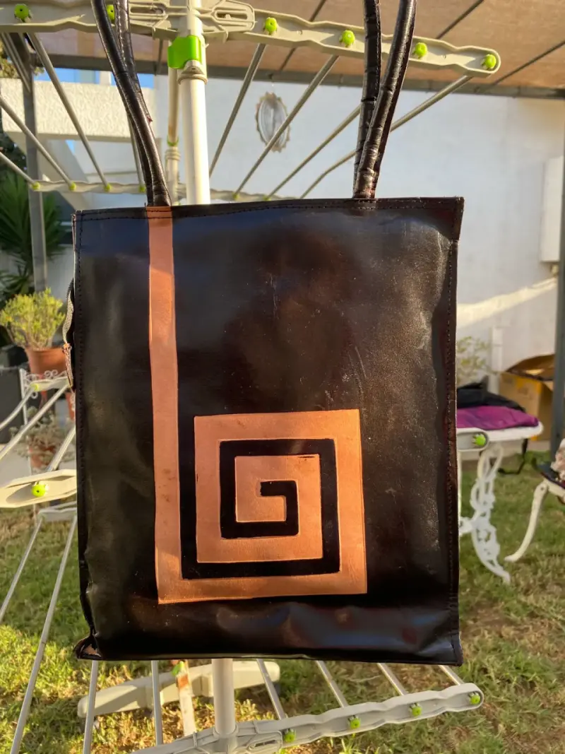 Bolso de cuero negro con diseño geométrico - 2