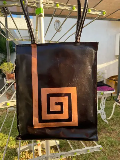 Bolso de cuero negro con diseño geométrico - miniatura 2