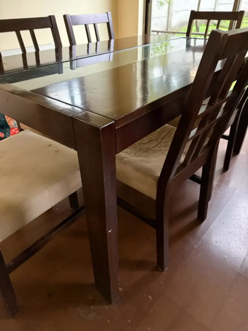 Mesa de comedor de madera con vidrio y sillas