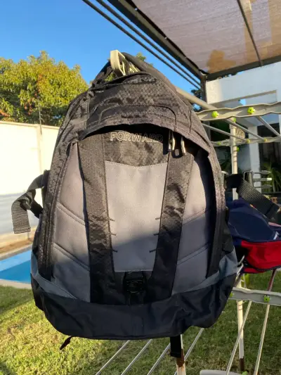 Mochila Forward negra y gris con diseño resistente - miniatura 1