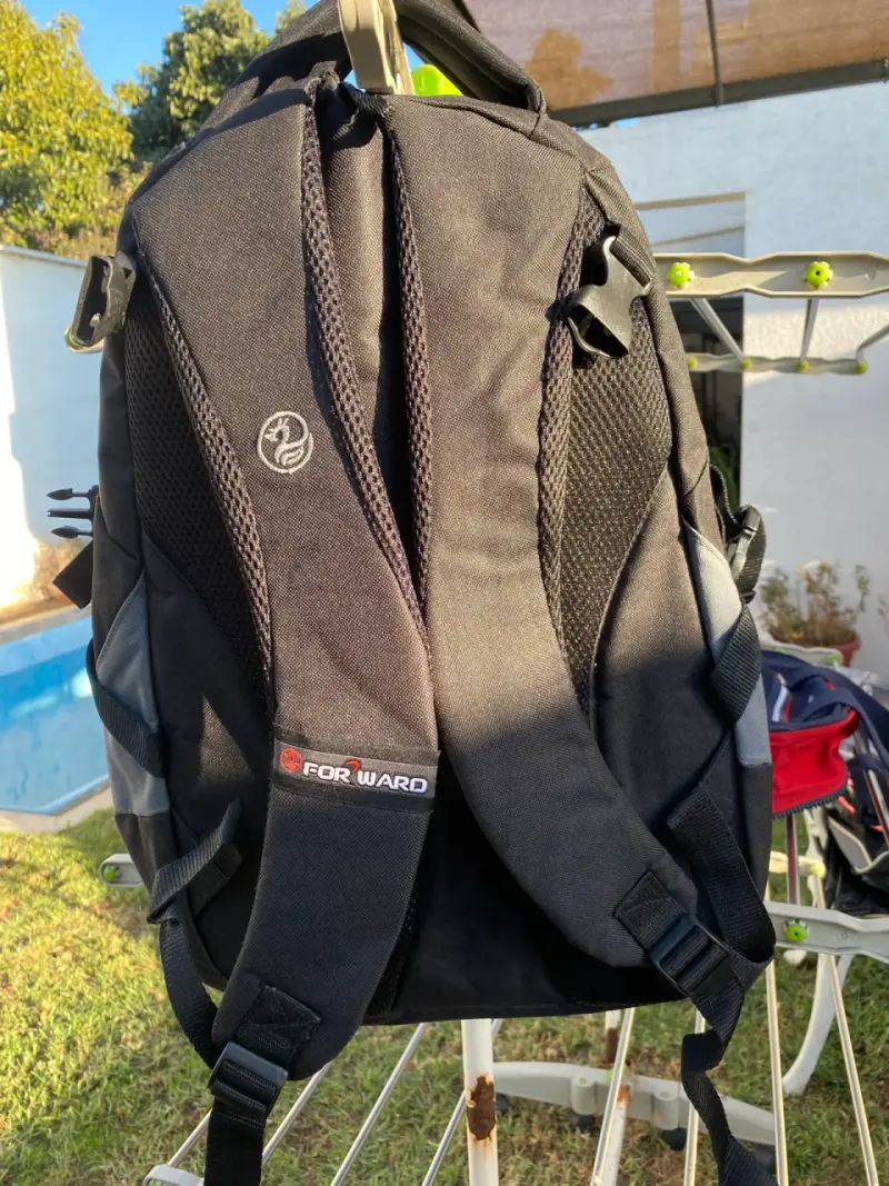 Mochila Forward negra y gris con diseño resistente - 2