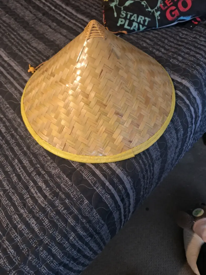 Sombrero de paja estilo asiático con borde amarillo - 1