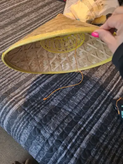 Sombrero de paja estilo asiático con borde amarillo - miniatura 3