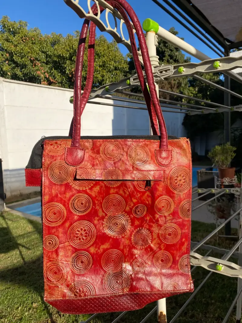 Bolso de cuero rojo con diseño circular - 2