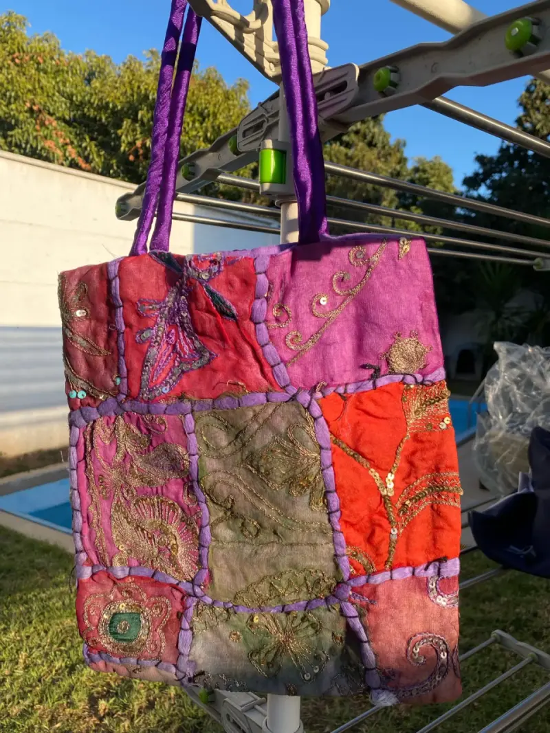 Bolso artesanal Indú de tela bordada multicolor