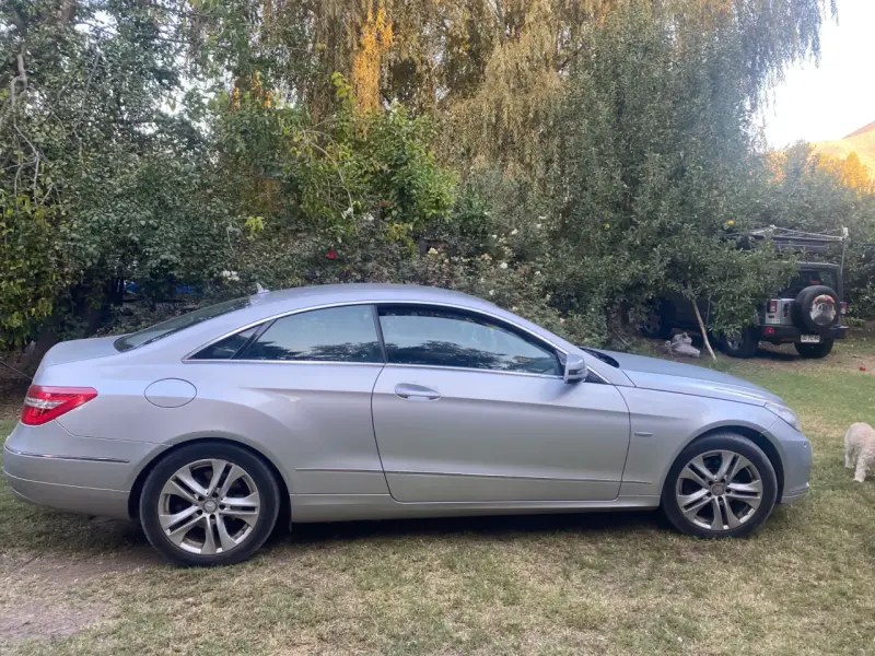 Auto deportivo coupé plateado en buen estado - 1