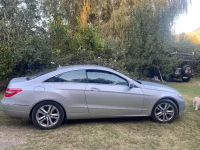 Auto deportivo coupé plateado en buen estado - miniatura 1