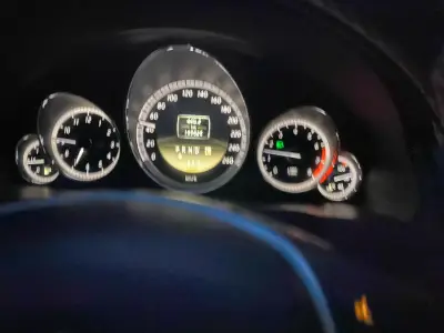 Auto deportivo coupé plateado en buen estado - miniatura 2